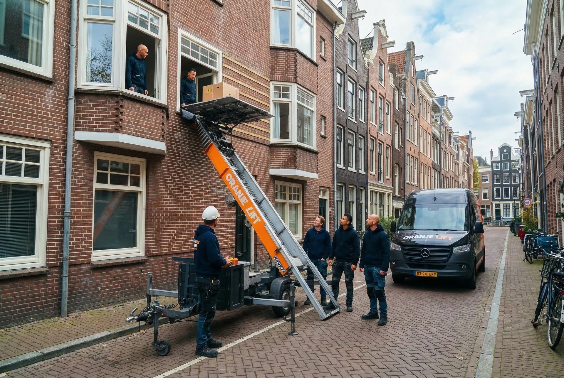Verhuislift in actie bij verhuizing in Hoofddorp