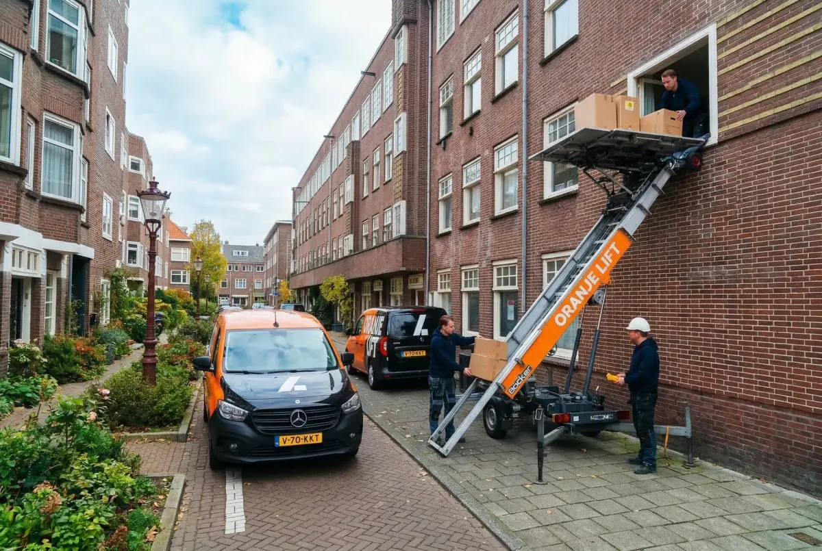 Aanhangerlift geplaatst in een smalle straat in Hoofddorp