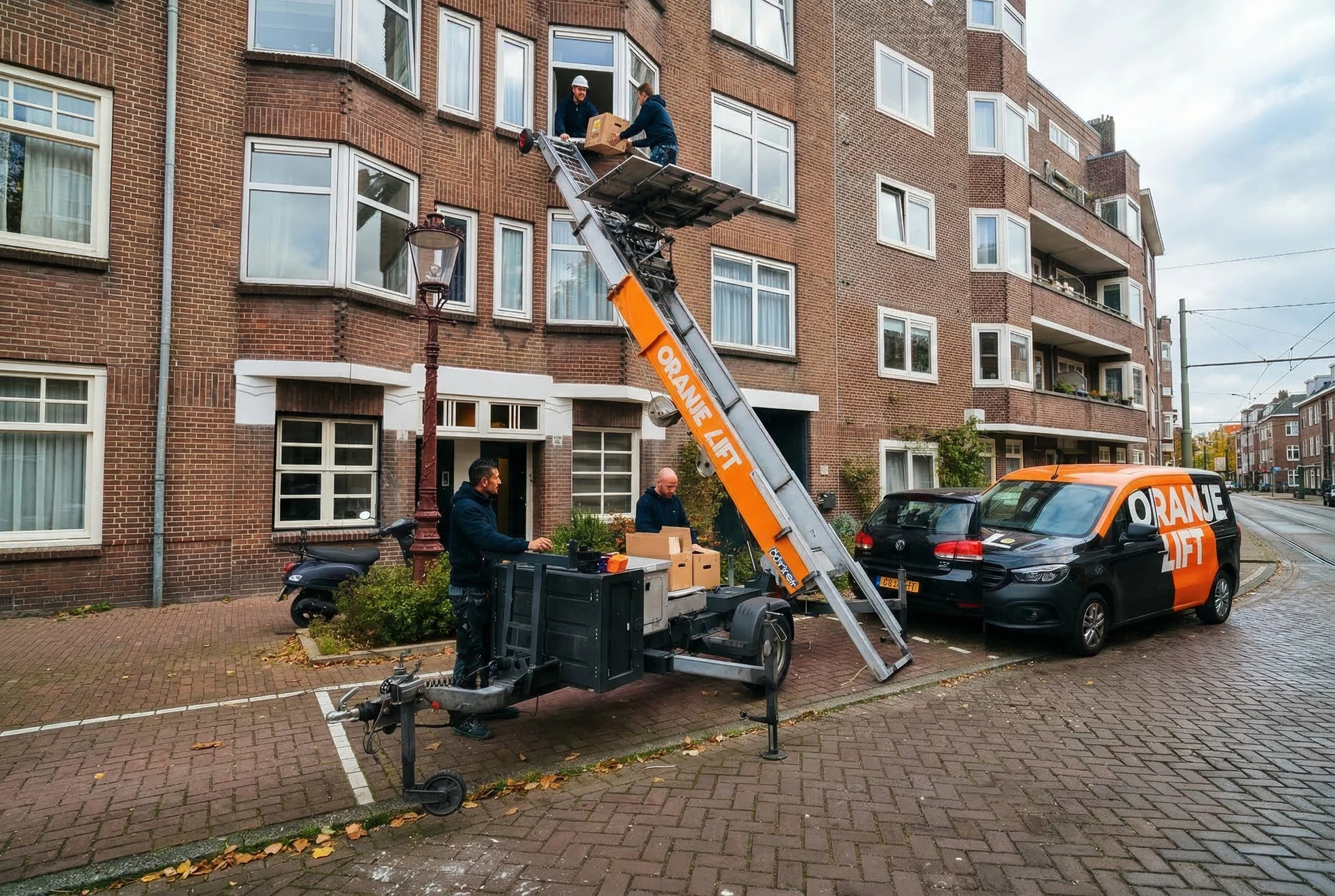 Verhuislift in actie bij woning in Hoofddorp