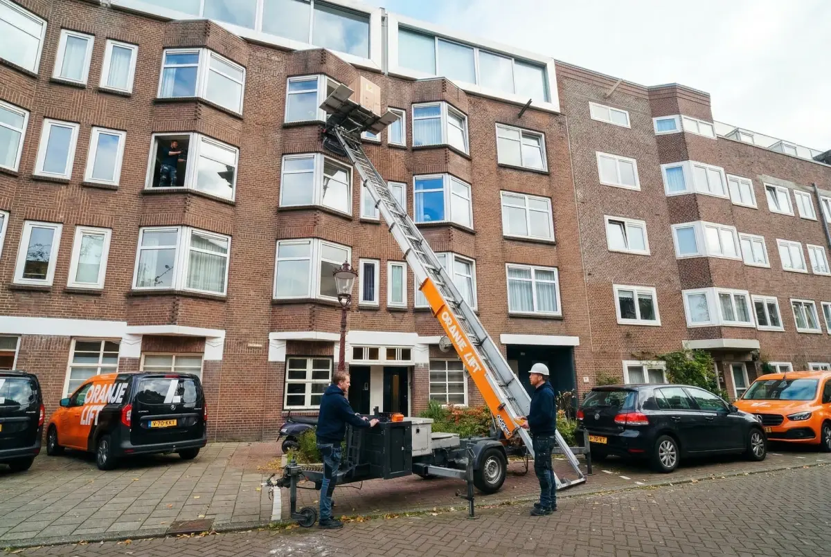 Verhuislift in actie in Hoofddorp
