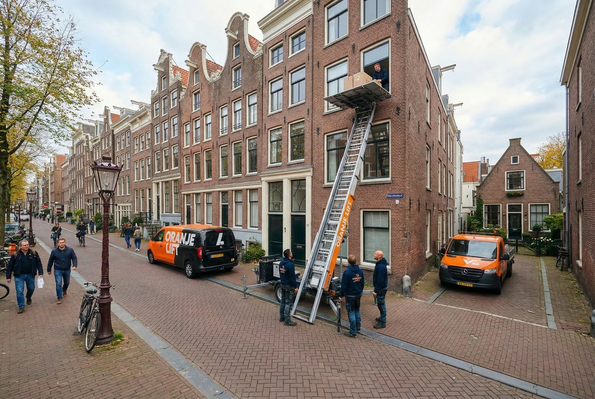 Aanhangerlift in smalle straat Hoofddorp