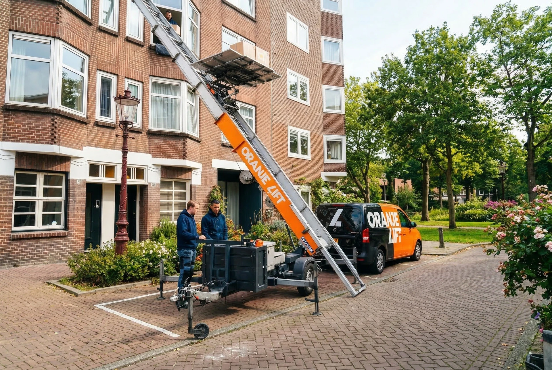 Aanhangerlift in gebruik bij appartement Hoofddorp